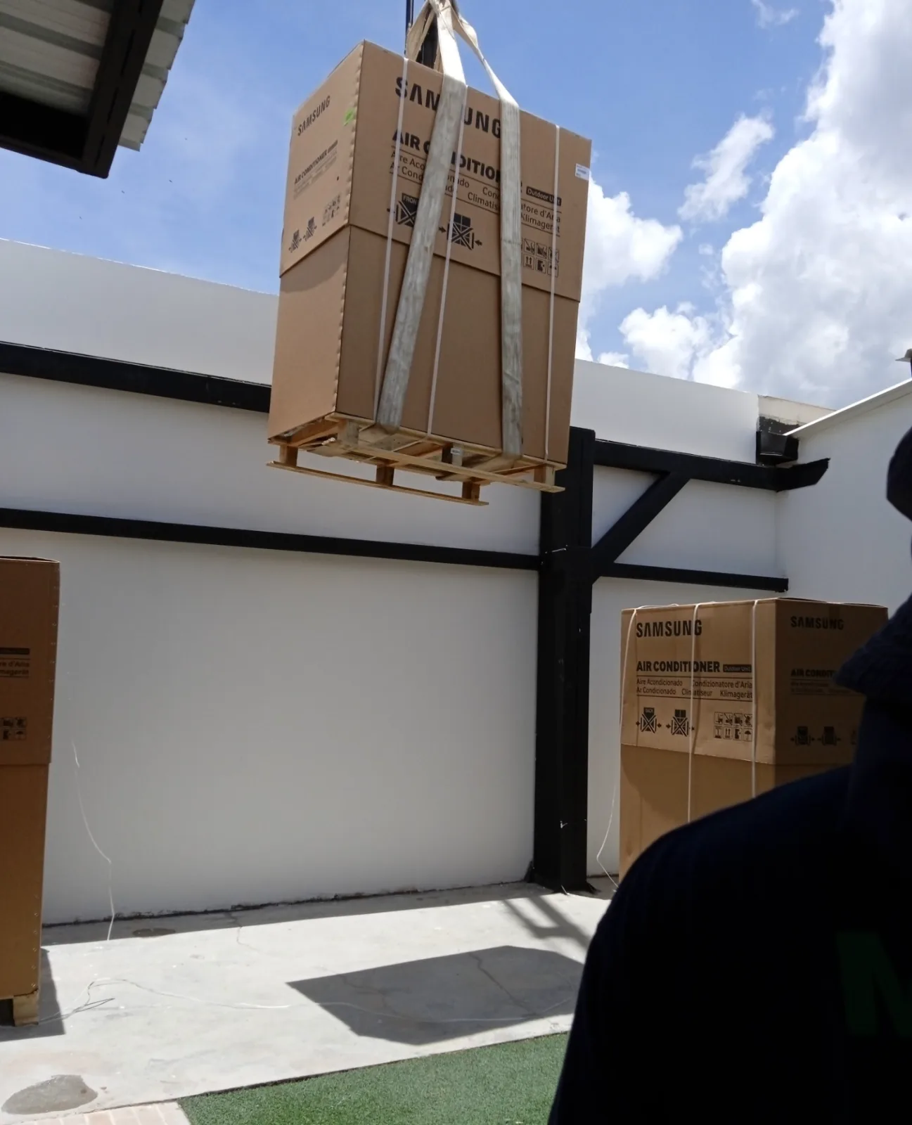 Izaje con grúa de unidades condensadoras Samsung en una obra de Mega Aires