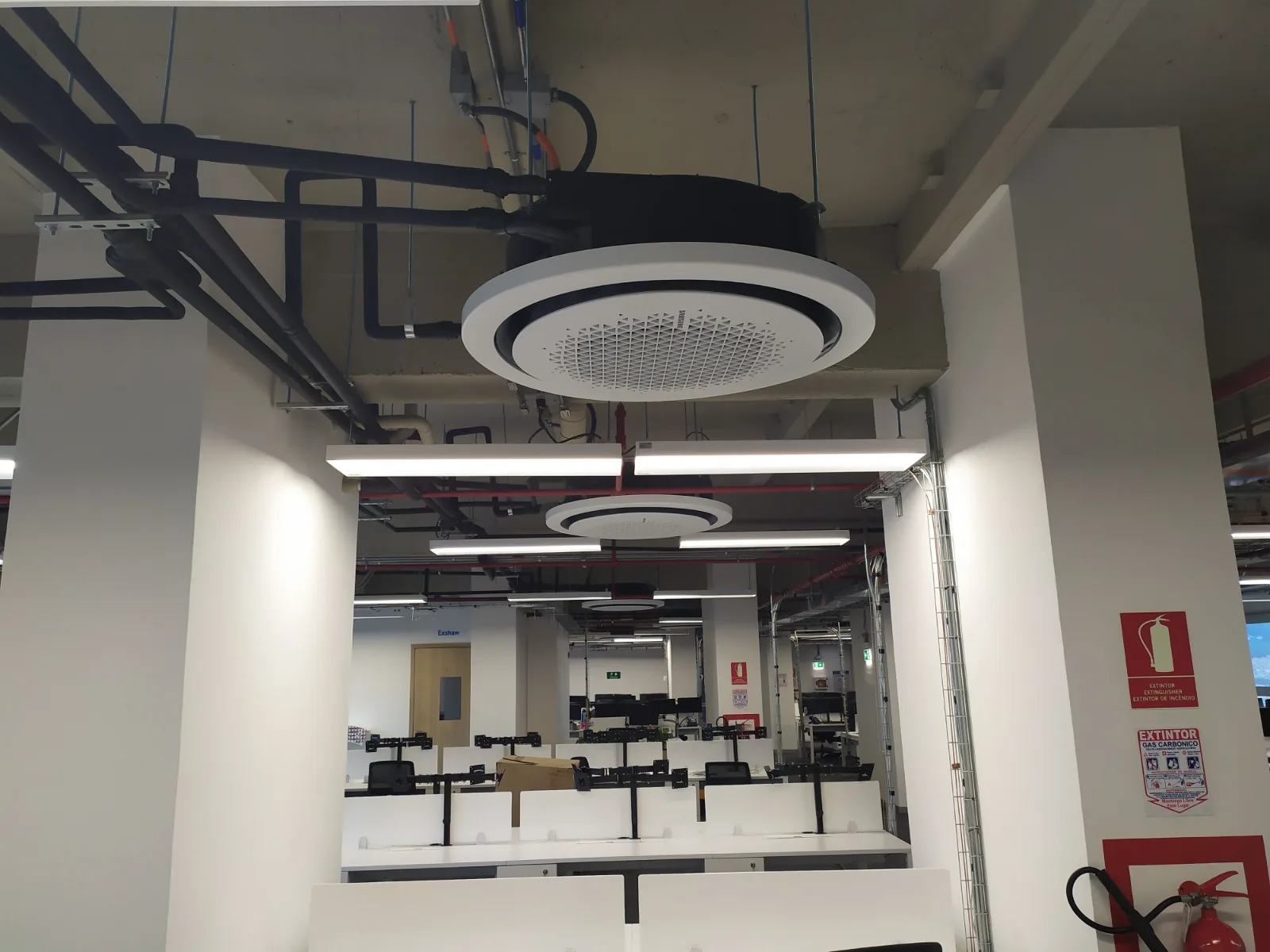 Cassettes circulares Samsung instalados por Mega Aires en unas oficinas